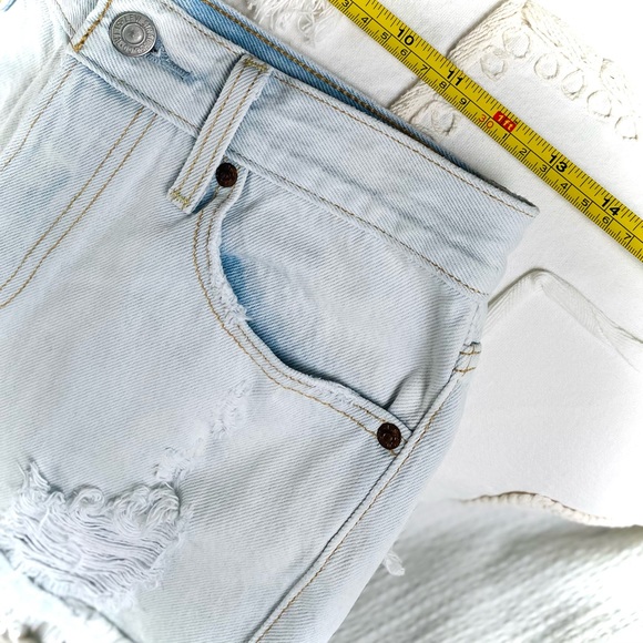 LEVIβS | 26/XS/S | Light Wash High Waist Hotty Hot Cut Off Distressed Raw Shorts - Picture 7 of 10